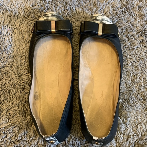 Jessica Simpson black flats ballet Bow gold trim size 10.5 in great condition - Picture 2 of 5